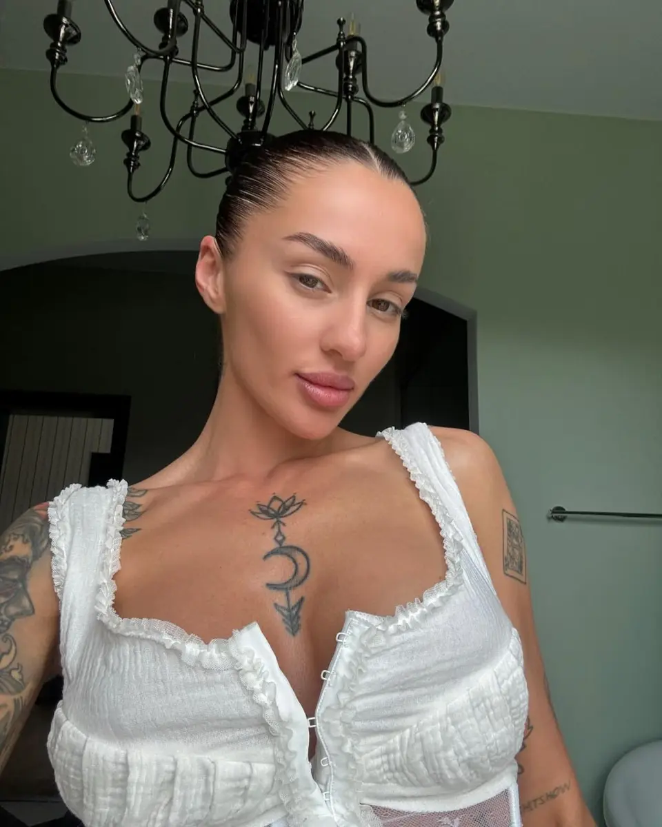 Laura profile in Dubai